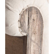 Prémium kategóriás, gyarmati stílusú, újrahasznosított trópusi fából készült, tört fehér színű szövettel kárpitozott fotel karfájának közeli képe