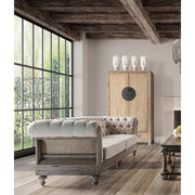 Koloniál stílusú, trópusi fából készült kanapé, vidéki stílusú nappaliban, nagy üvegablak előtt