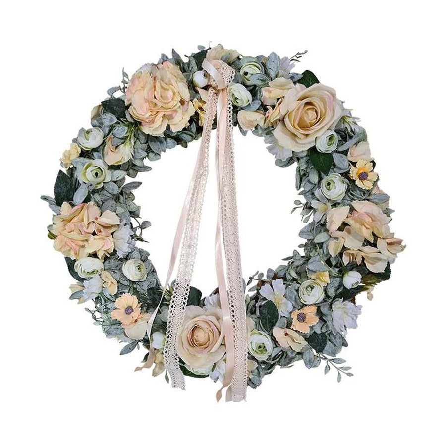 Élethű mesterséges művirágokból készült, ekrü színű csipkeszalagokkal díszített ajtókopogtató koszorú