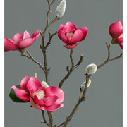 Élethű, fukszia színű, virágzó magnólia művirág nyílt és rügyező virágokkal.