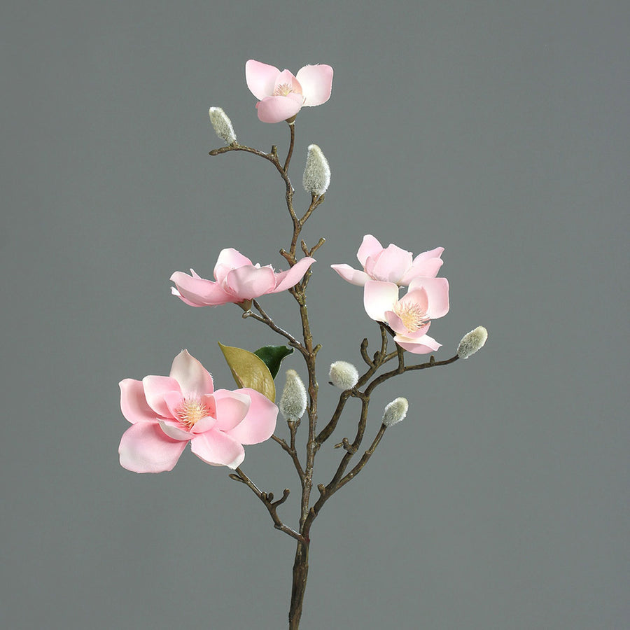 Élethű, rózsaszín színű, virágzó magnólia művirág nyílt és rügyező virágokkal.