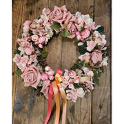 Élethű mesterséges művirágokból készült, szaténszalagokkal díszített nagyméretű ajtókopogtató koszorú