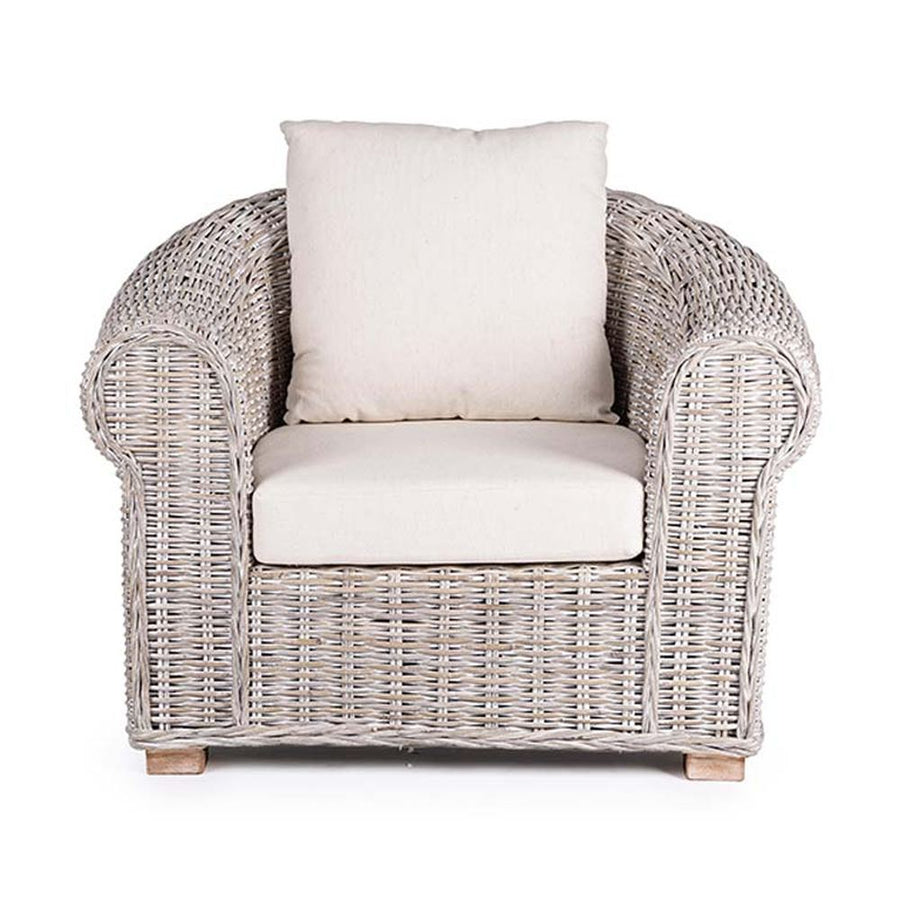 Mediterrán stílusú rattan fotel törtfehér színű párnával.