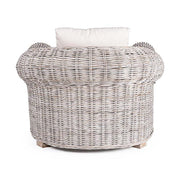 Mediterrán stílusú rattan fotel törtfehér színű párnával.