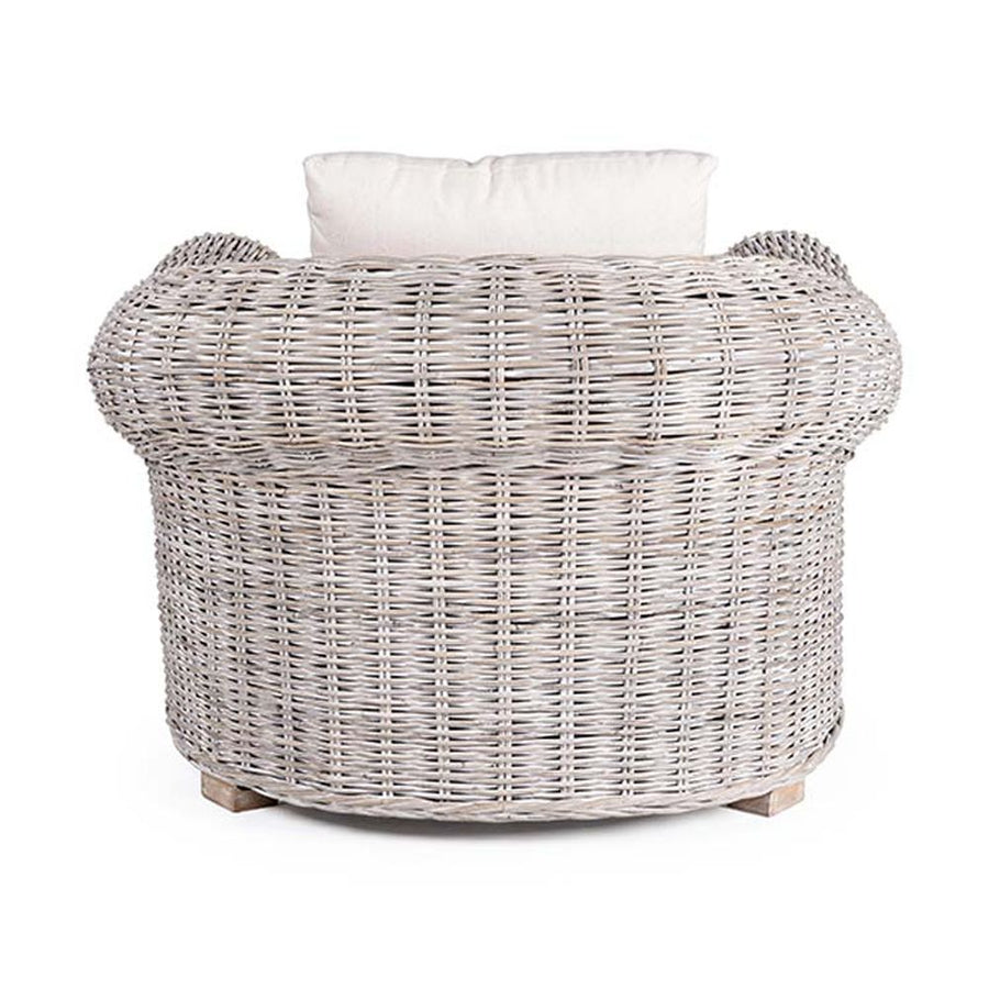 Mediterrán stílusú rattan fotel törtfehér színű párnával.