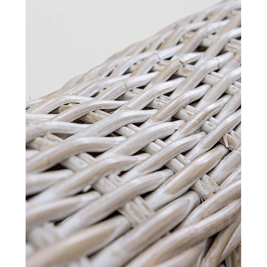 Mediterrán stílusú rattan fotel törtfehér színű párnával.