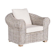 Mediterrán stílusú rattan fotel törtfehér színű párnával.