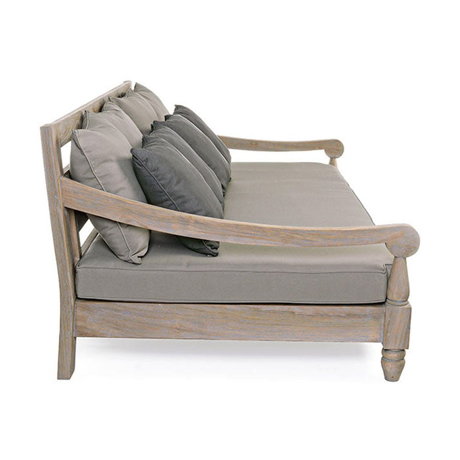 Prémium teakfa kültéri kanapé. Homokfúvással és antikolt vízbázisú festékkel kezelve. A harmóniát a bézs színű ülőpárnák, és a sötétszürke díszpárnák teszik teljessé.