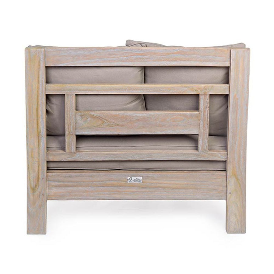 Prémium teakfa kültéri fotel. Homokfúvással és antikolt vízbázisú festékkel kezelve. A harmóniát a bézs színű ülőpárnák, és a sötétszürke díszpárna teszi teljessé.