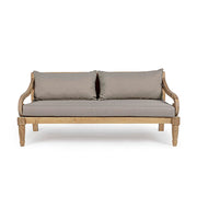 Mediterrán stílusú, teakfa kerti kanapé bézs színűl ülő- és hátpárnákkal.