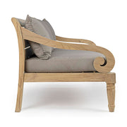 Mediterrán stílusú, teakfa kerti kanapé bézs színűl ülő- és hátpárnákkal.