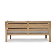 Mediterrán stílusú, teakfa kerti kanapé bézs színűl ülő- és hátpárnákkal.