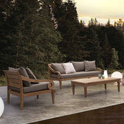 Kertben álló Karuba kertibútor szett.