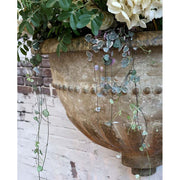 Prémium minőségű, vidéki, provanszi stílusú, óriás méretű, 124 cm magas, antikolt, patinás felületű, falikút formájú fém kaspó