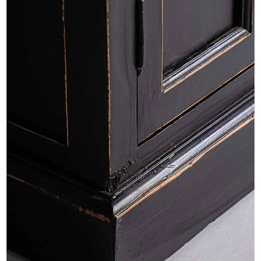 Prémium kategóriás, provanszi stílusú, szilfából készült, 90 cm hosszú és 211 cm magas rusztikus felületű, antik fekete színű vitrines szekrény