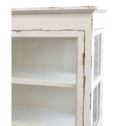 Antikolt patinás felületű, 2 ajtós krém színű vitrines tárolószekrény.