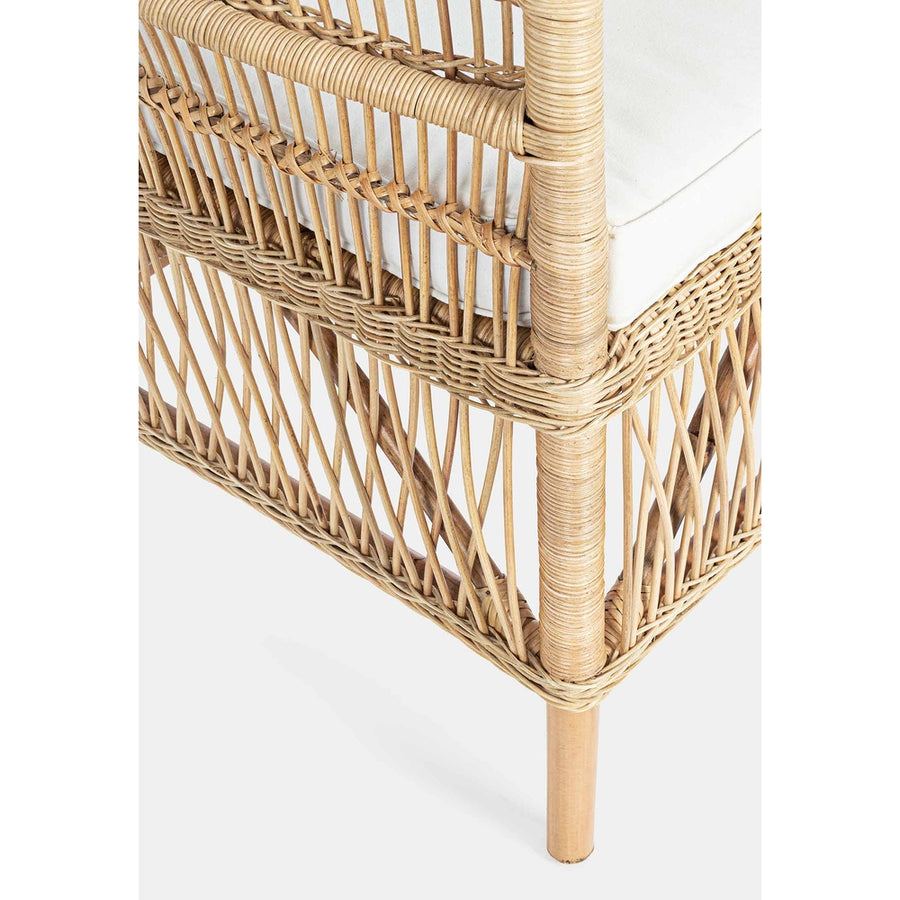 Skandináv és mediterrán stílusú, rattanból készült fotel láb részlete.