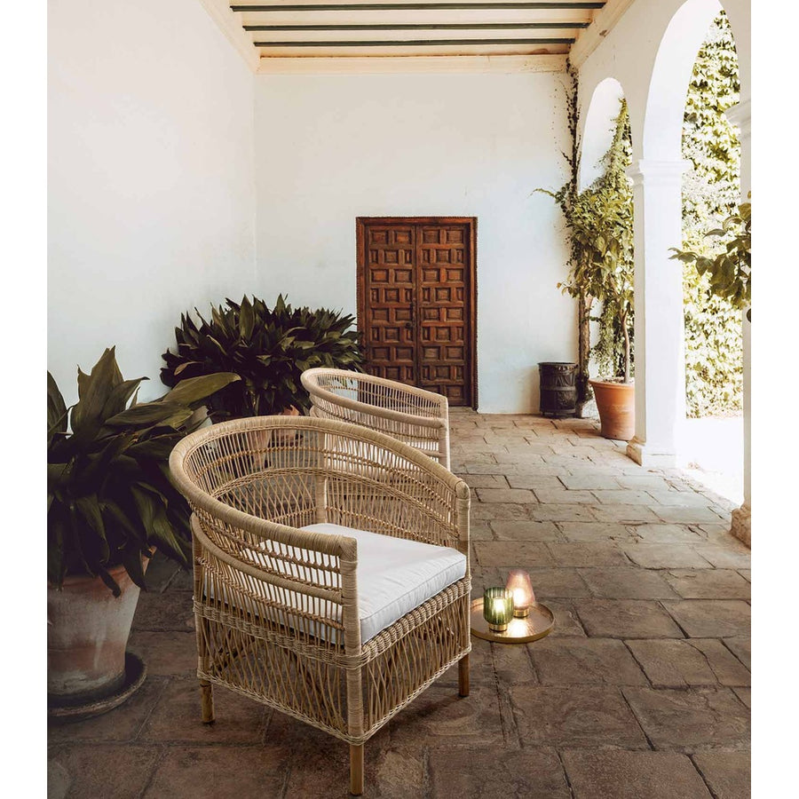 Mediterrán stílusú, fedett teraszon álló rattan fotelek.