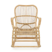 Skandináv stílusú, natúr színű növényi rattanből készült hintaszék.