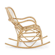 Skandináv stílusú, natúr színű növényi rattanből készült hintaszék.