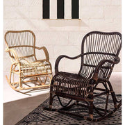 Napsütötte, vászonvitorlák alatt álló skandináv stílusú rattan hintaszékek.