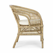 Natúr színű rattan karosszék, ekrü színű ülőpárnával.