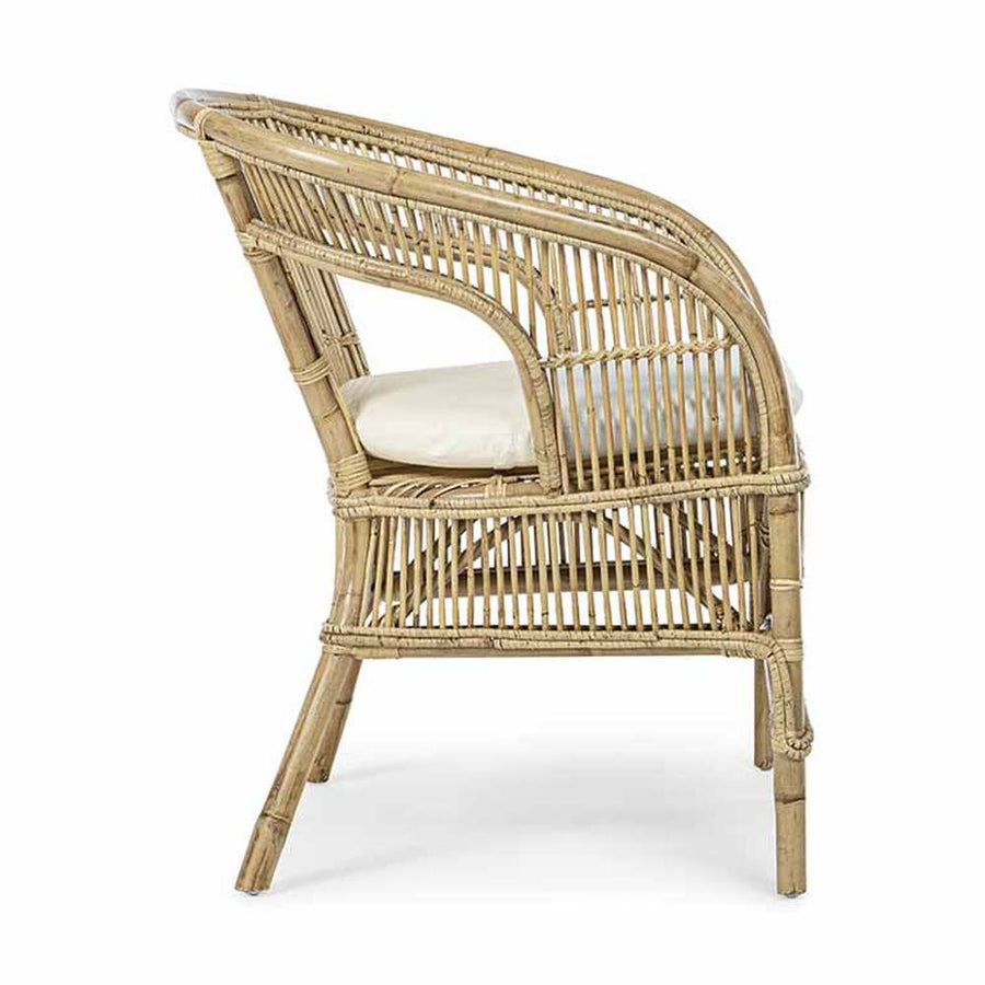 Natúr színű rattan karosszék, ekrü színű ülőpárnával.