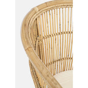 Natúr színű rattan karosszék, ekrü színű ülőpárnával.