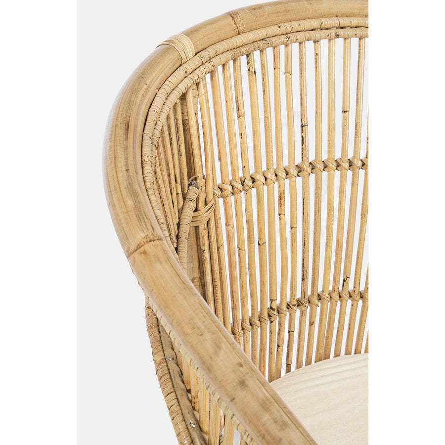 Natúr színű rattan karosszék, ekrü színű ülőpárnával.