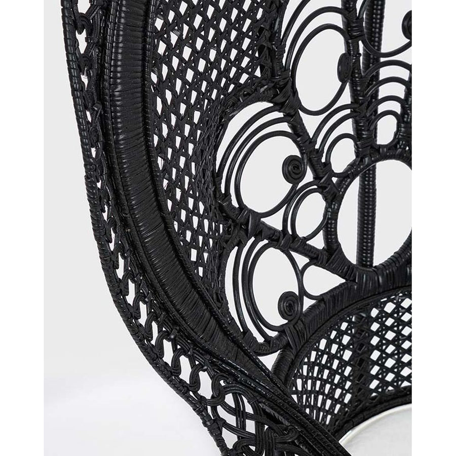 Valódi rattanból készült, fekete színű kézműves páva fotel, ekrü színű ülőpárnával.