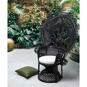 Valódi rattanból készült, fekete színű kézműves páva fotel, ekrü színű ülőpárnával.