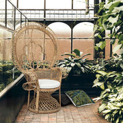 Valódi rattanból készült, natúr színű kézműves páva fotel, ekrü színű ülőpárnával.