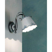 Kerámia falilámpa kék szobában.