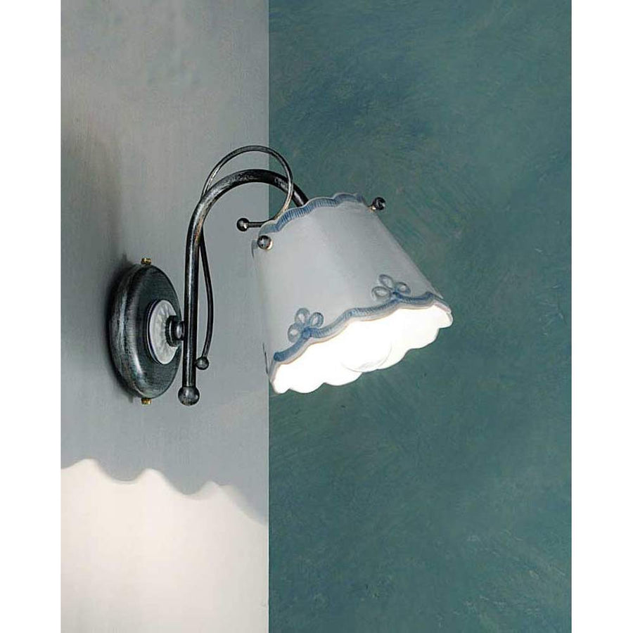 Kerámia falilámpa kék szobában.