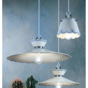 Kerámia függeszték lámpák kék színű szobában.