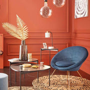 2 db modern retro stílusú, olajkék színű bársonnyal kárpitozott fotel, arany színű fém lábakkal