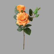 Rózsa művirág, narancssárga színárnyalatú nyílt és bimbós virágfejekkel.