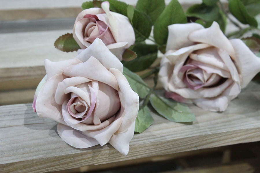 Vintage stílusú,, fáradt barack színű, mesterséges mű rózsa ág.