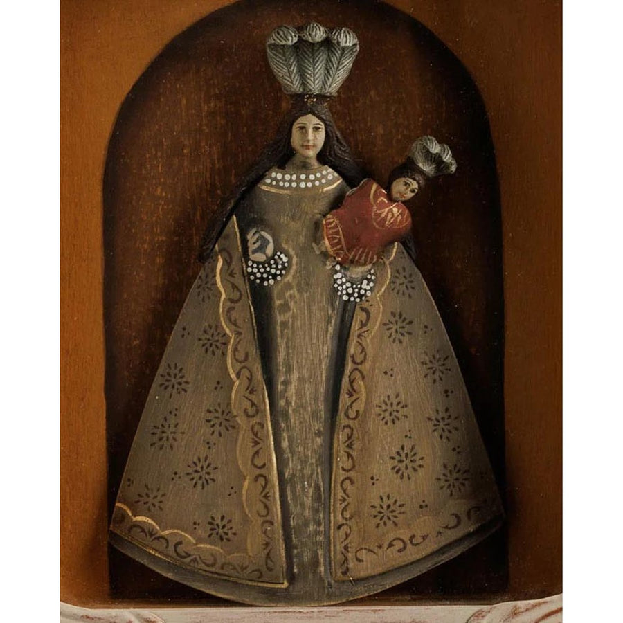Szoborfülkés fa képkeretbe foglalt, a Rózsafüzér Királynőjét ábrázoló figura.