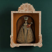 Szoborfülkés fa képkeretbe foglalt, a Rózsafüzér Királynőjét ábrázoló figura.