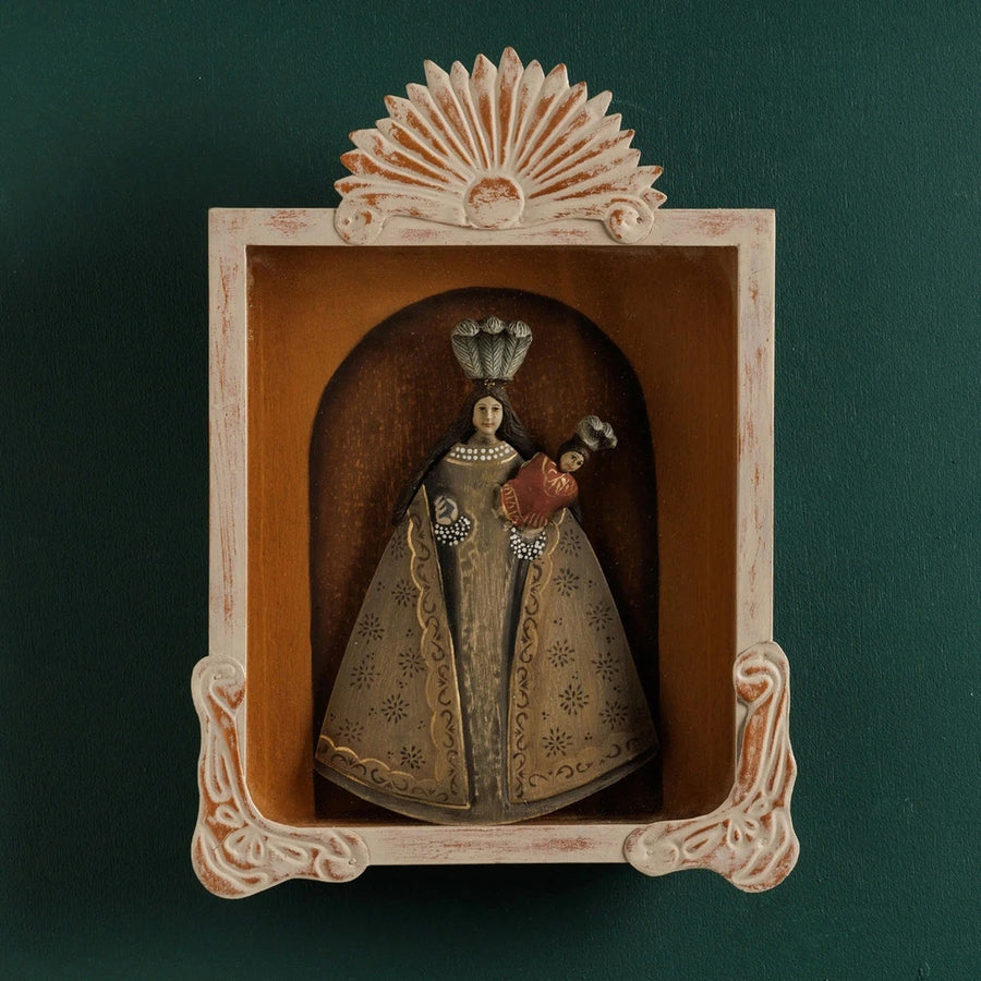 Szoborfülkés fa képkeretbe foglalt, a Rózsafüzér Királynőjét ábrázoló figura.