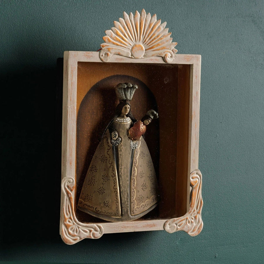 Szoborfülkés fa képkeretbe foglalt, a Rózsafüzér Királynőjét ábrázoló figura.