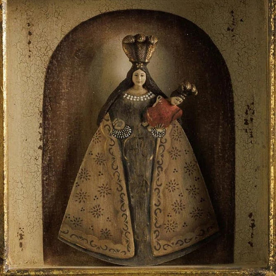 Szoborfülkés fa képkeretbe foglalt, a Rózsafüzér Királynőjét ábrázoló figura.