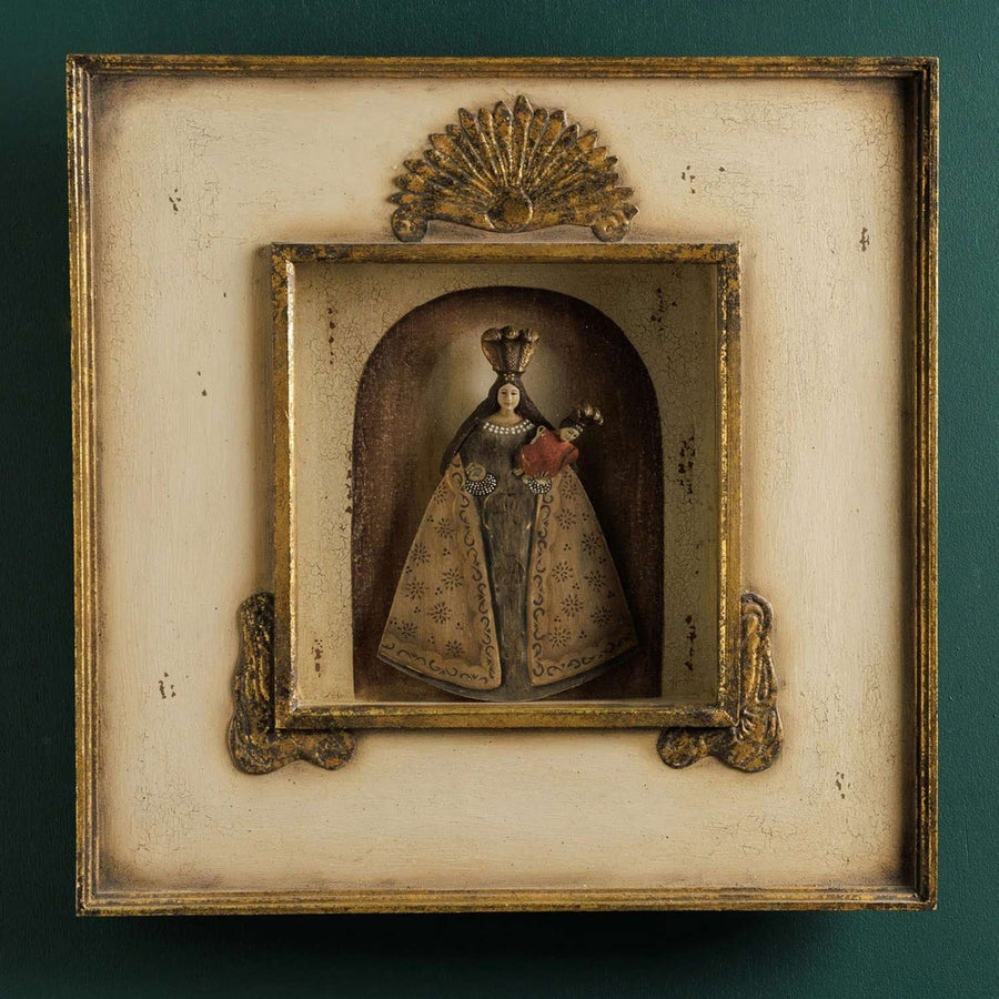 Szoborfülkés fa képkeretbe foglalt, a Rózsafüzér Királynőjét ábrázoló figura.