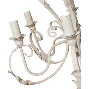 Shabby Chic stílusú, krém színű, antikolt felületű, fém akantuszlevelekkel díszített, 6 karú "Antoinette" fém csillár lámpakarjainak közeli képe