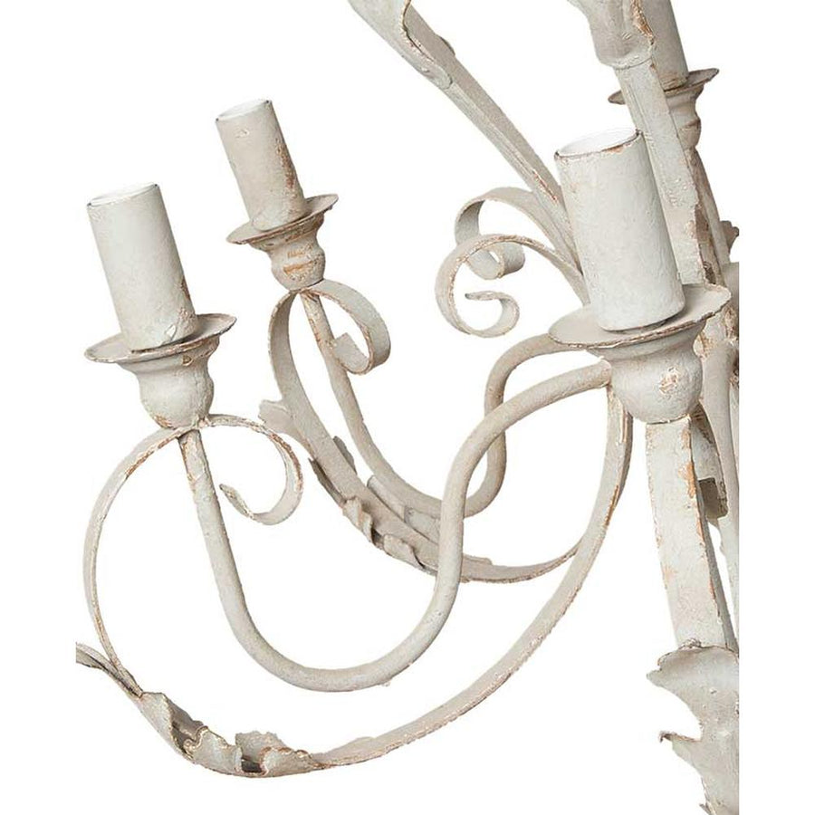 Shabby Chic stílusú, krém színű, antikolt felületű, fém akantuszlevelekkel díszített, 6 karú "Antoinette" fém csillár lámpakarjainak közeli képe