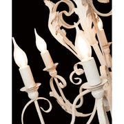 Shabby Chic stílusú, krém színű, antikolt felületű, fém akantuszlevelekkel díszített, 6 karú "Antoinette" fém csillár lámpakarjainak közeli képe, világító izzókkal, fekete háttér előtt