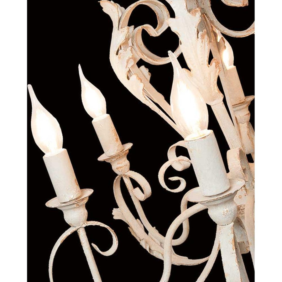 Shabby Chic stílusú, krém színű, antikolt felületű, fém akantuszlevelekkel díszített, 6 karú "Antoinette" fém csillár lámpakarjainak közeli képe, világító izzókkal, fekete háttér előtt
