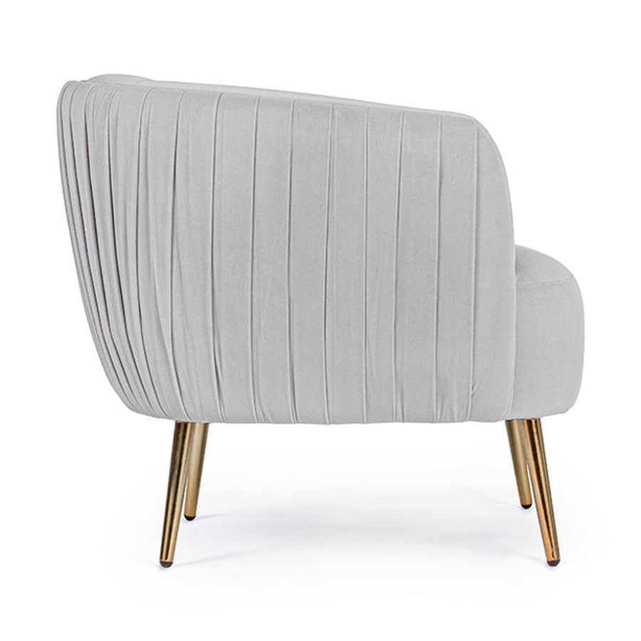 Skandináv stílusú, halványszürke színű bársonnyal kárpitozott fotel, arany színű fém lábakkal.