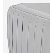 Skandináv stílusú, halványszürke színű bársonnyal kárpitozott fotel, arany színű fém lábakkal karfa részlete.